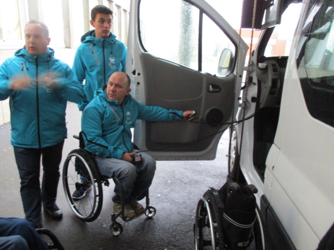 Un entraîneur sportif en fauteuil roulant Un entraîneur sportif en fauteuil roulant