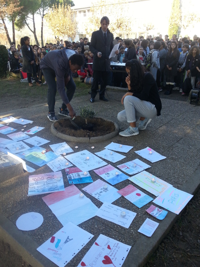 Attentats de Paris : le jour d’après vu par les élèves et professeurs du collège du Mont d’Or Attentats de Paris : le jour d’après vu par les élèves et professeurs du collège du Mont d’Or