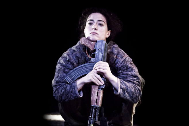 Le bruit des os qui craquent fait entendre la voix des enfants-soldats dans un spectacle puissant ! Le bruit des os qui craquent fait entendre la voix des enfants-soldats dans un spectacle puissant !