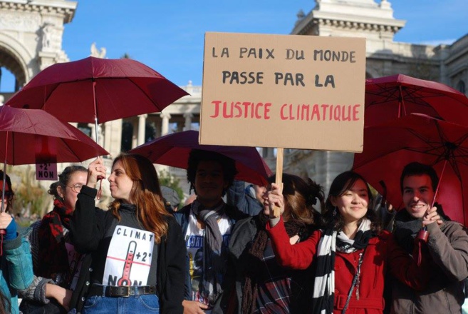 Johanna et Catherine en vert et contre tout à la chaîne humaine pour le climat à Marseille