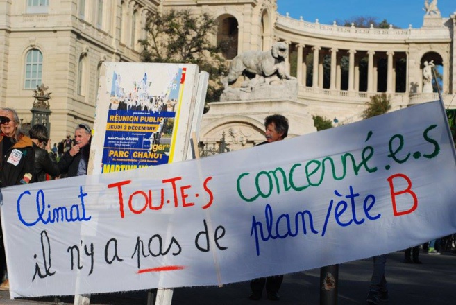 Johanna et Catherine en vert et contre tout à la chaîne humaine pour le climat à Marseille Johanna et Catherine en vert et contre tout à la chaîne humaine pour le climat à Marseille