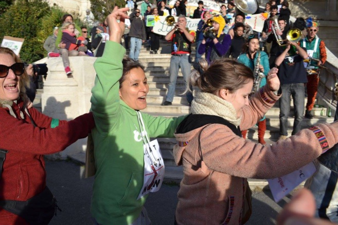 Johanna et Catherine en vert et contre tout à la chaîne humaine pour le climat à Marseille Johanna et Catherine en vert et contre tout à la chaîne humaine pour le climat à Marseille