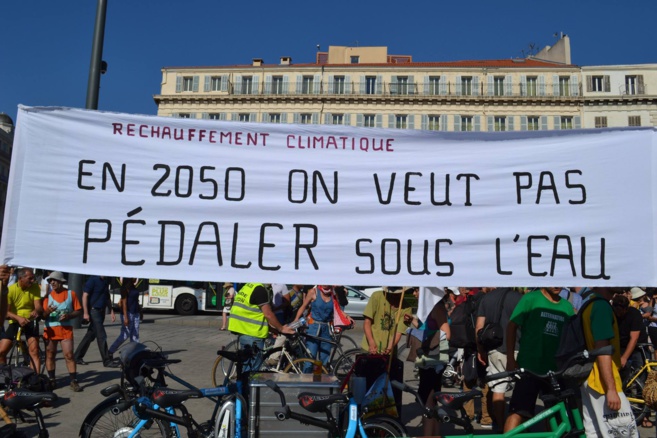 Johanna et Catherine en vert et contre tout à la chaîne humaine pour le climat à Marseille Johanna et Catherine en vert et contre tout à la chaîne humaine pour le climat à Marseille