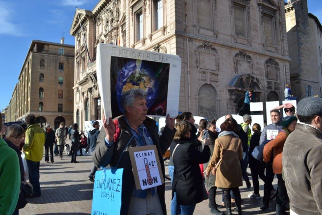 Johanna et Catherine en vert et contre tout à la chaîne humaine pour le climat à Marseille Johanna et Catherine en vert et contre tout à la chaîne humaine pour le climat à Marseille