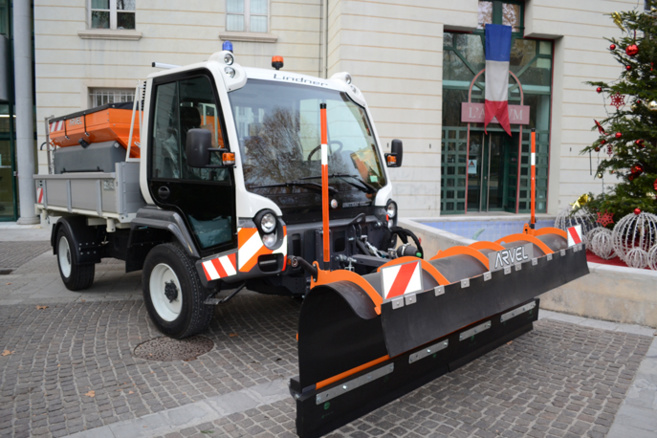 Digne s’équipe d'un camion de déneigement polyvalent à l’approche des fêtes Digne s’équipe d'un camion de déneigement polyvalent à l’approche des fêtes