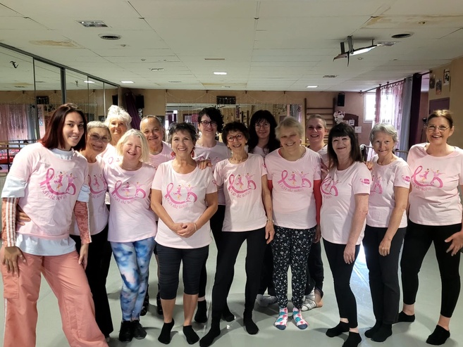 Le groupe et, tout à gauche, leur professeure Le groupe et, tout à gauche, leur professeure