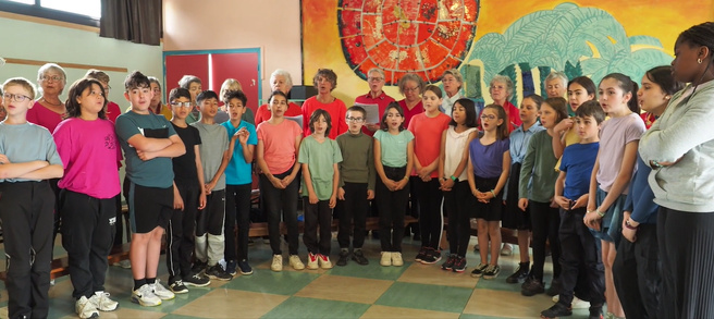 Les élèves de Oronce Fine et les membres du club de chant du CSI Les élèves de Oronce Fine et les membres du club de chant du CSI