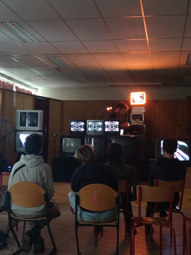 SUPER ONANISME MACHINE by TRIFOUILLE 1ER : entre set électro et vidéos tweakées SUPER ONANISME MACHINE by TRIFOUILLE 1ER : entre set électro et vidéos tweakées