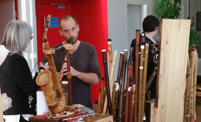 Julien Lansimaki, profession : Marchand de notes Julien Lansimaki, profession : Marchand de notes