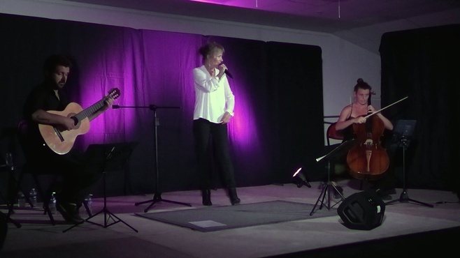 Marie d'Epizon a enchanté le public du Festival Poésie et Chansons au Pays des Lavandes ! Marie d'Epizon a enchanté le public du Festival Poésie et Chansons au Pays des Lavandes !