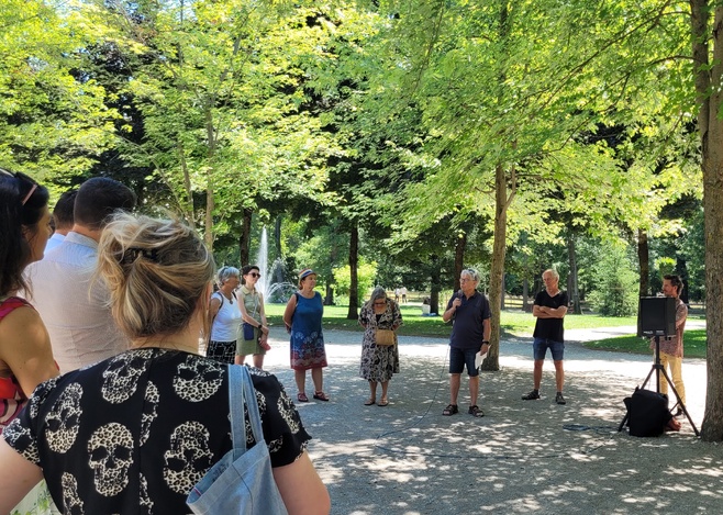 Au centre, prenant la parole : Jean-Claude Eyraud. A sa droite, Jean Horgues Debat. Tous deux sont membres du bureau de l'UDESS.
