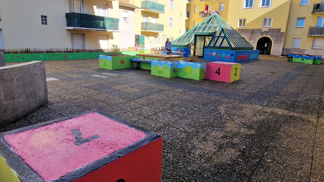 Un chantier éducatif réussi qui embellit la cour intérieure du Balistère à Digne les Bains !