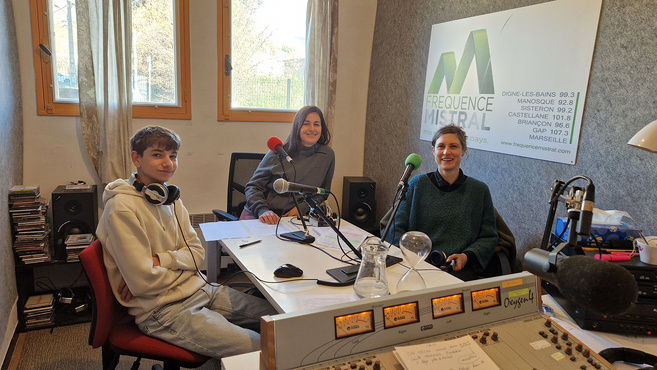 Gaspard (stagiaire) - Julie Mazan (avicultrice) et Camille Mourgues (maraîchère) Gaspard (stagiaire) - Julie Mazan (avicultrice) et Camille Mourgues (maraîchère)