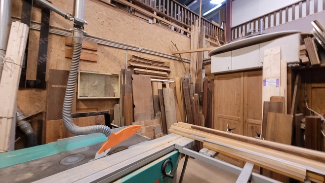 Outils et bois dans l'ateleir menuiserie Outils et bois dans l'ateleir menuiserie