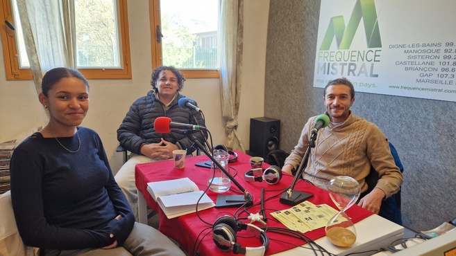 Janeya Jean-Joseph, Léonard (stagiaire à Fréquence Mistral Digne), et François Petitprez Janeya Jean-Joseph, Léonard (stagiaire à Fréquence Mistral Digne), et François Petitprez
