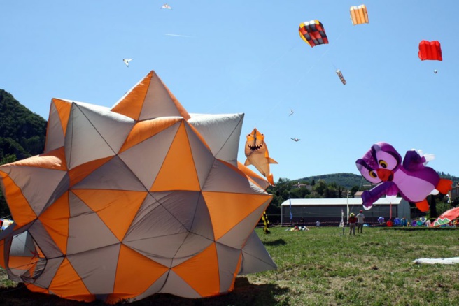 UNE MÉTÉO FAVORABLE A ACCOMPAGNE LA FÊTE DU VENT A SISTERON UNE MÉTÉO FAVORABLE A ACCOMPAGNE LA FÊTE DU VENT A SISTERON