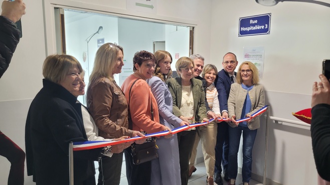 Coupure du bandeau lors de l'inauguration par Dominique Verien, sénatrice de l'Yonne, entourée des élus, ainsi que de la direction du CIDFF et celle du CHICAS. Chacun des acteurs présents sur cette photo a pu en récupérer un morceau, pour célébrer symboliquement cette ouverture.