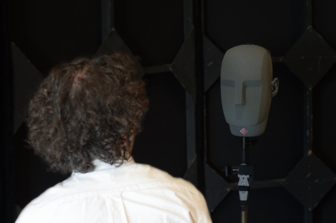 Répétition lors de la résidence, avec la tête binaurale - Crédit photo : Tobias Visse Répétition lors de la résidence, avec la tête binaurale - Crédit photo : Tobias Visse