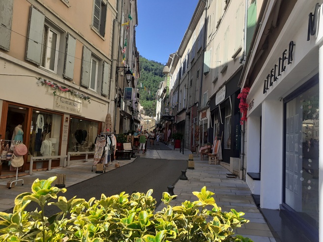 Sisteron et ses commerçants, l’été ça donne quoi ? Sisteron et ses commerçants, l’été ça donne quoi ?