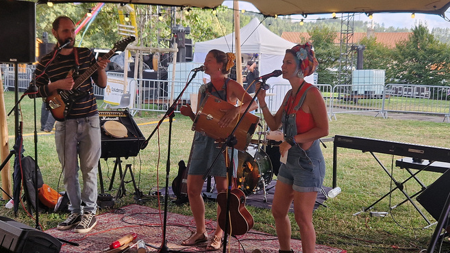Caramel et Cachichi - Un trio solaire qui propose de belles chansons pour un public familial 