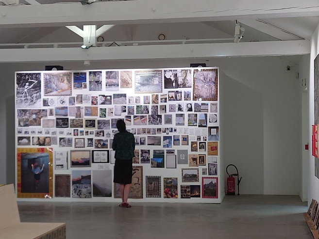 Quand le fantastique surgit dans le réel : l'exposition de Sammy Stein au Cairn Quand le fantastique surgit dans le réel : l'exposition de Sammy Stein au Cairn