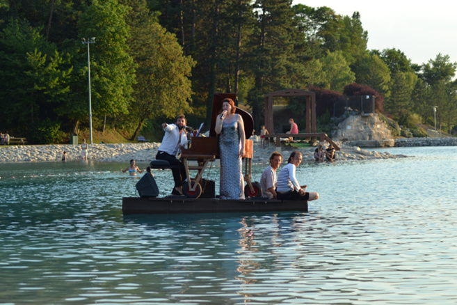 Un piano flottant a célébré la biodiversité à Digne Un piano flottant a célébré la biodiversité à Digne