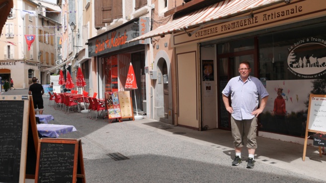 Des commerçants dignois font vivre deux rues en nocturne. Des commerçants dignois font vivre deux rues en nocturne.
