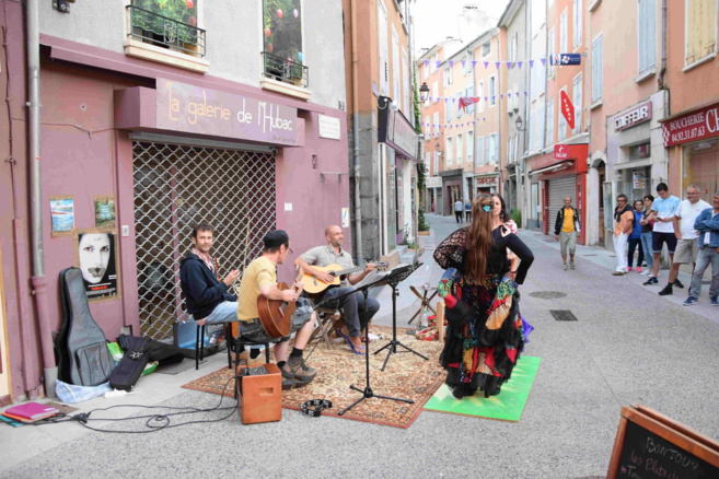 Des commerçants dignois font vivre deux rues en nocturne. Des commerçants dignois font vivre deux rues en nocturne.