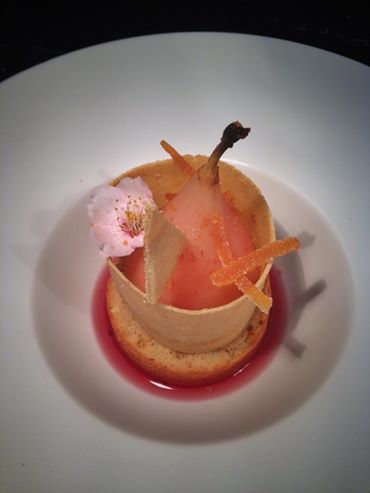 POIRE POCHEE AU COQUELICOT DE THOARD, MOELLEUX ET TUILE AUX POIS CHICHES DE REDORTIERS, ARGOUSIER DU CLARET 