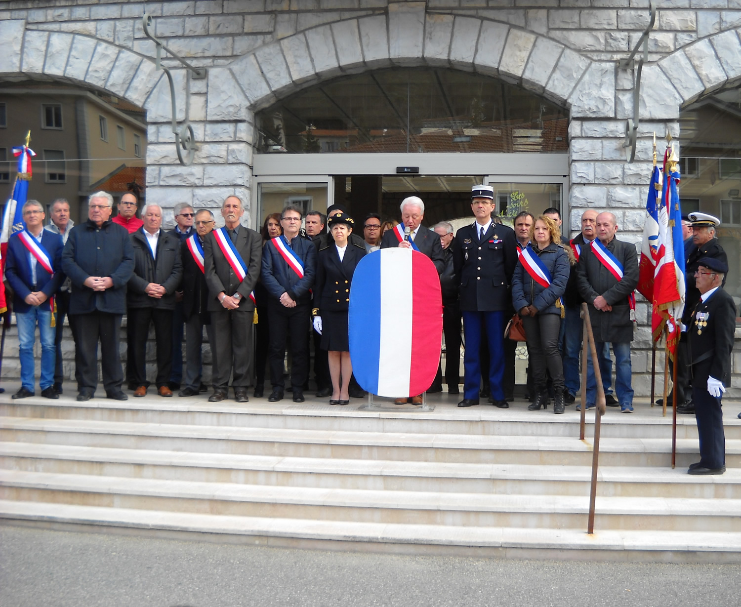 hommage émouvant à Sisteron après l’attentat de Trèbes !
