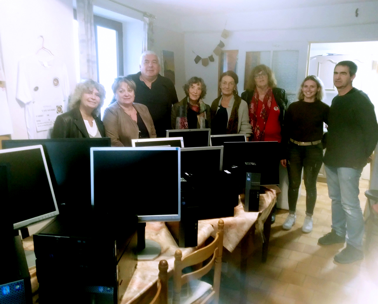 Des ordinateurs de Sanofi-Sisteron offerts au Café sourire !