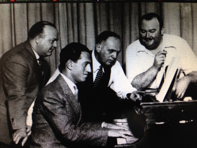 Le compositeur Gershwin au premier plan