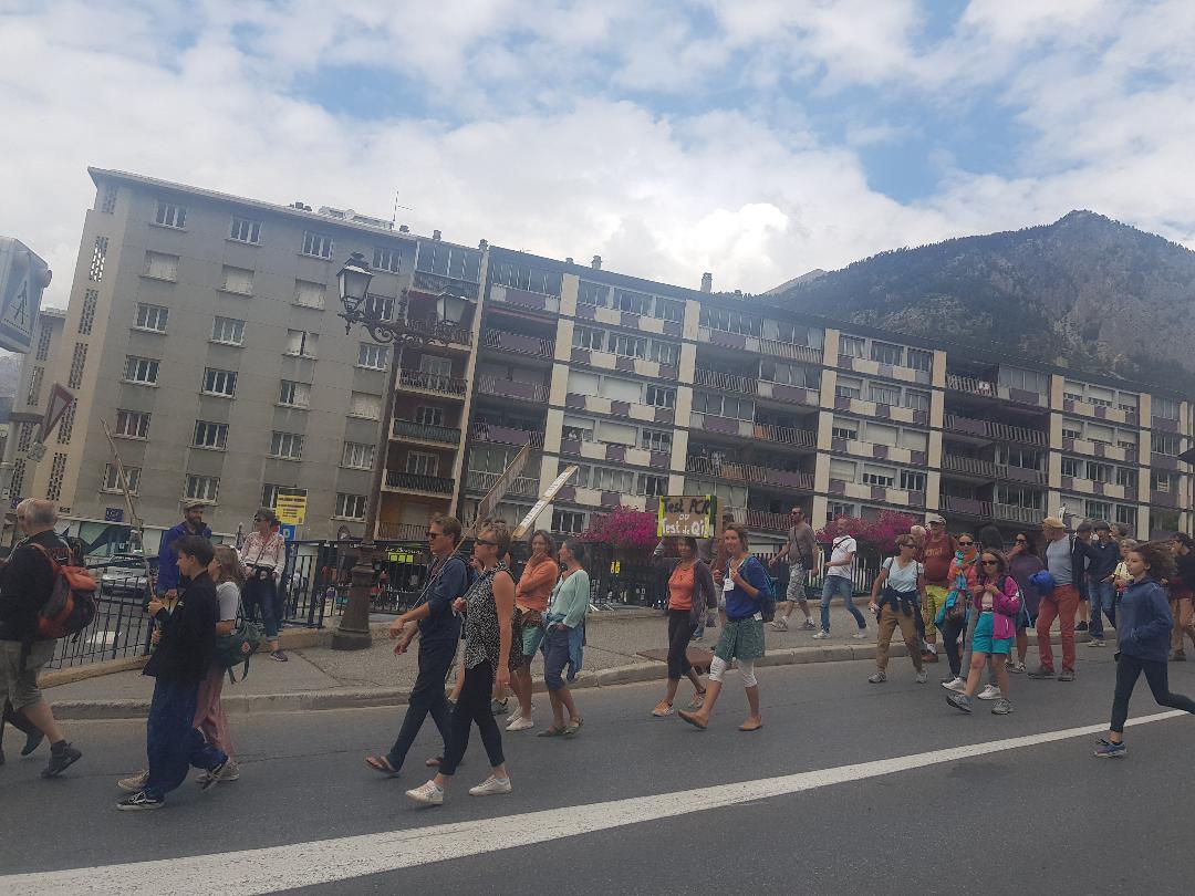 Sous le signe de la rentrée scolaire, une nouvelle manifestation contre le pass sanitaire à Briançon
