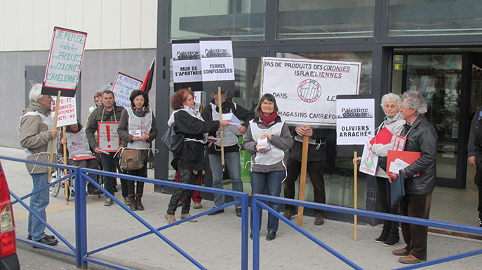 Boycott de produits israéliens organisé par France Palestine Solidarité du 04 devant un supermarché à Digne