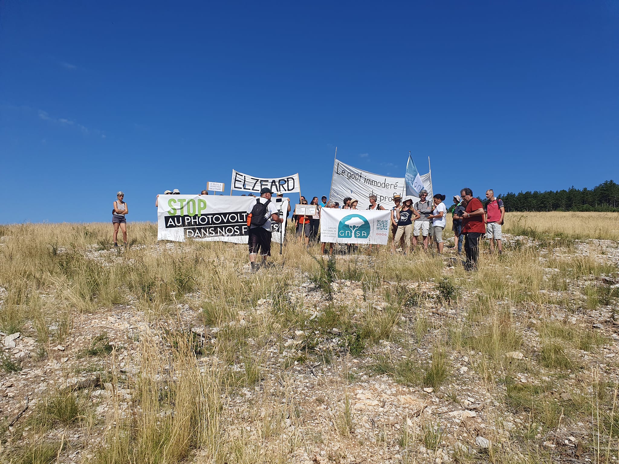 Montagne de Lure : blocage du chantier photovoltaique Boralex par les militants écologistes.
