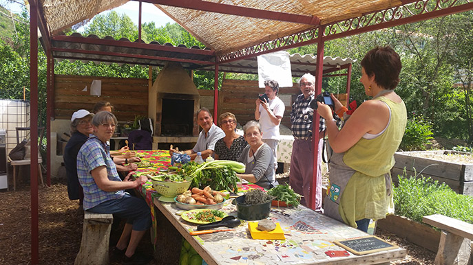 Cité Solidaire et soleil dans les jardins en fête à Digne