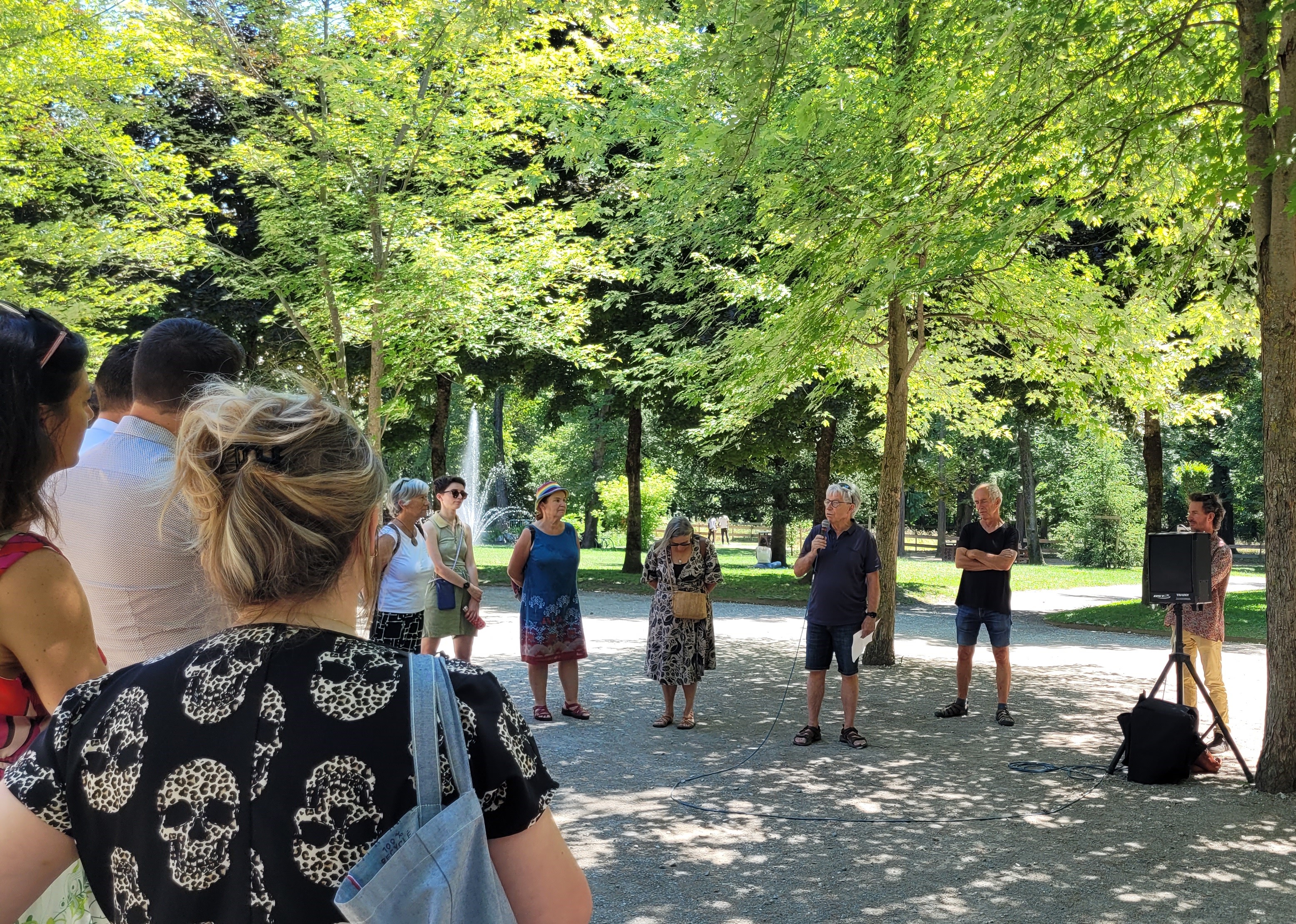 Au centre, prenant la parole : Jean-Claude Eyraud. A sa droite, Jean Horgues Debat. Tous deux sont membres du bureau de l'UDESS.
