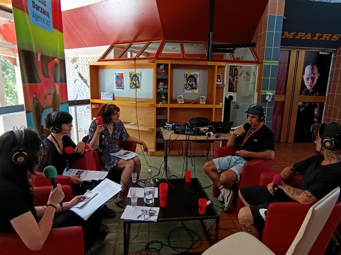 De gauche à droite : Aurore Castro (Ram05), Lucie Moussally (Férquence Mistral), Suzan Tokgoz (RCF Alpes-Provence). En face d'elles, Damien Bourletsis et Yann Milleto, de la Cie Accrorap