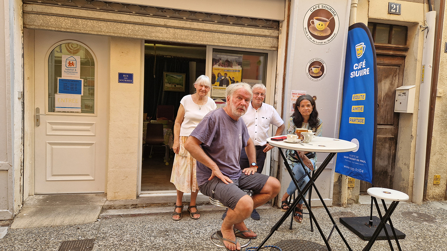 Le café sourire de la rue de l'hubac à Digne les Bains : un lieu de partage et d'amitié