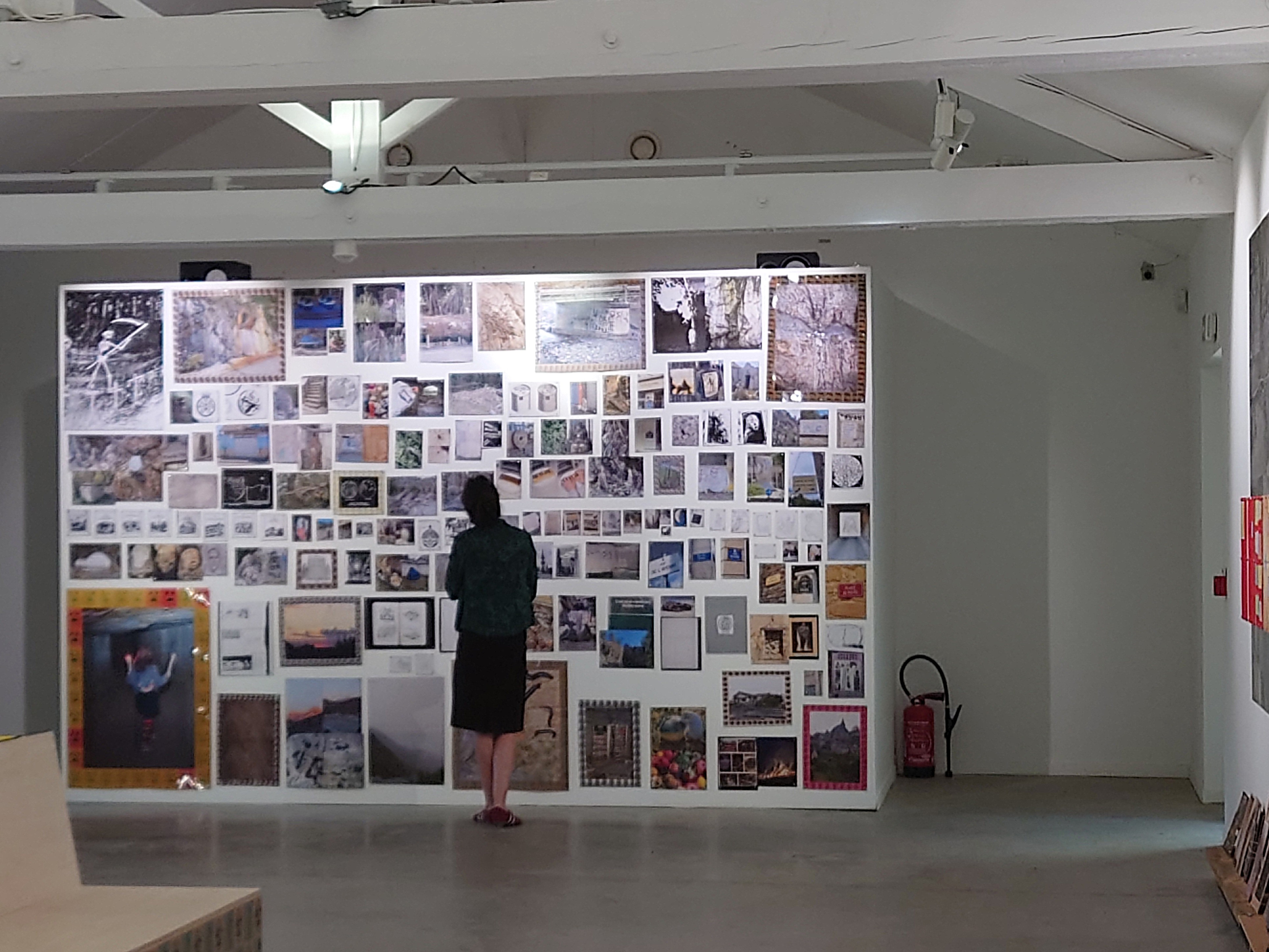 Quand le fantastique surgit dans le réel : l'exposition de Sammy Stein au Cairn