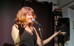 Des textes à déguster sans modération, humour, profondeur et émotion, Agnès Bihl était en concert à Pertuis.