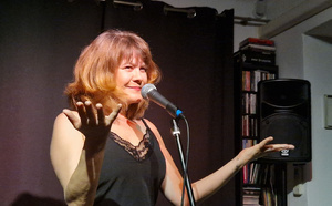Des textes à déguster sans modération, humour, profondeur et émotion, Agnès Bihl était en concert à Pertuis.