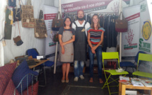 Un stand de création de tabliers, trousses, sacs avec des matériaux de récupération