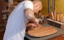 Il fabrique des guitares au pied de la montagne de Lure
