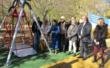 Aux Vannades, une balançoire spéciale est accessible aux enfants handicapés.