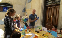 Des enfants assemblent leurs propres « Pop Up »