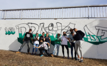 Des jeunes Dignois taguent un mur pour les Droits de l’enfant