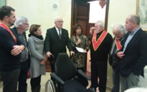 Les disciples d’Escoffier offrent un fauteuil roulant à la Ville de Manosque
