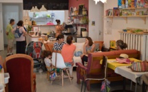 Des familles autour d’un café à Gap