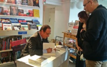 François Hollande à Manosque : un président normal dédicace